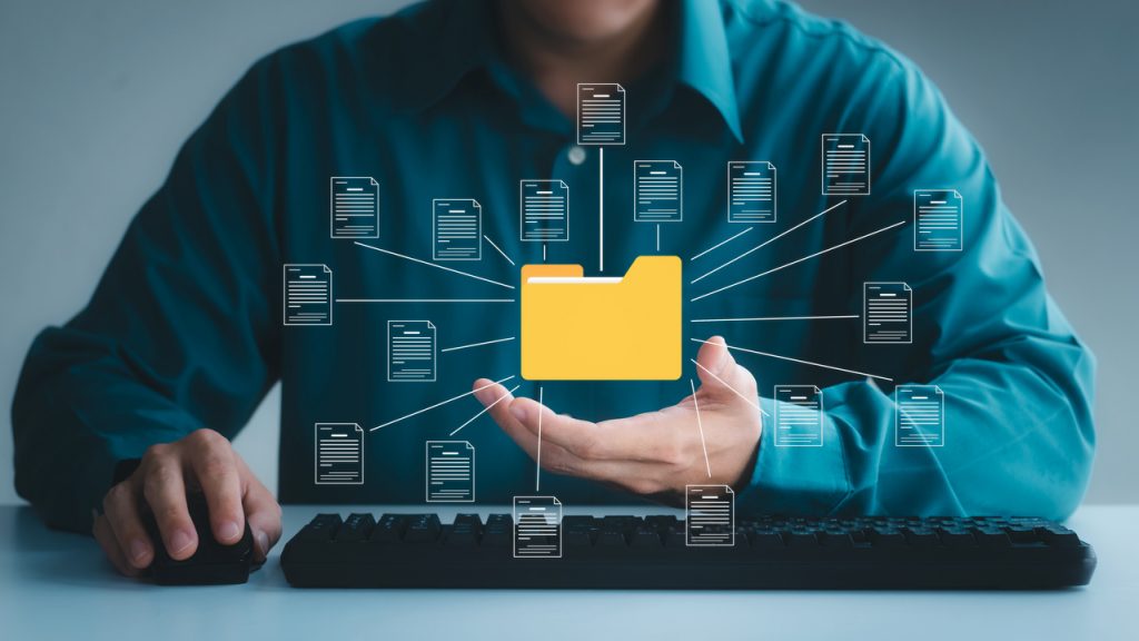 Gestión Eficiente de Documentos de la Empresa Concepto de sistema de gestión de documentos, hombre de negocios con carpeta y software de icono de documento, búsqueda y gestión de archivos en la base de datos de documentos en línea, para un archivo eficiente y datos de la empresa.