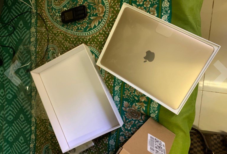 Macbook 12inch m7 in the box