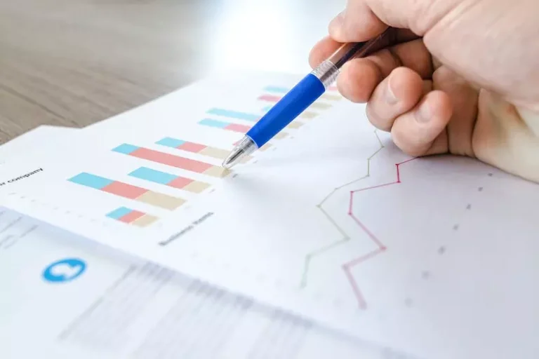 Trading Improves Analytical Reasoning