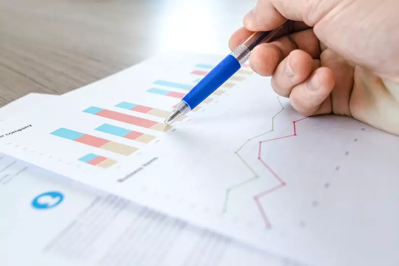 Trading Improves Analytical Reasoning
